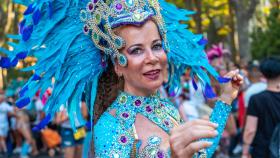 Mujer disfrazada en un desfile de Madrid.