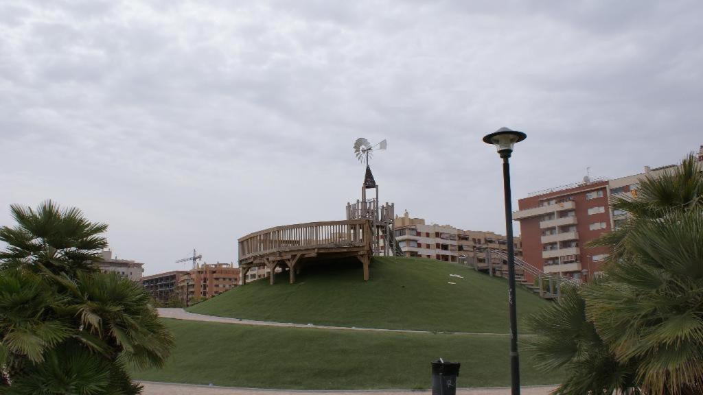 La montaña donde juegan los niños en Parque Litoral.