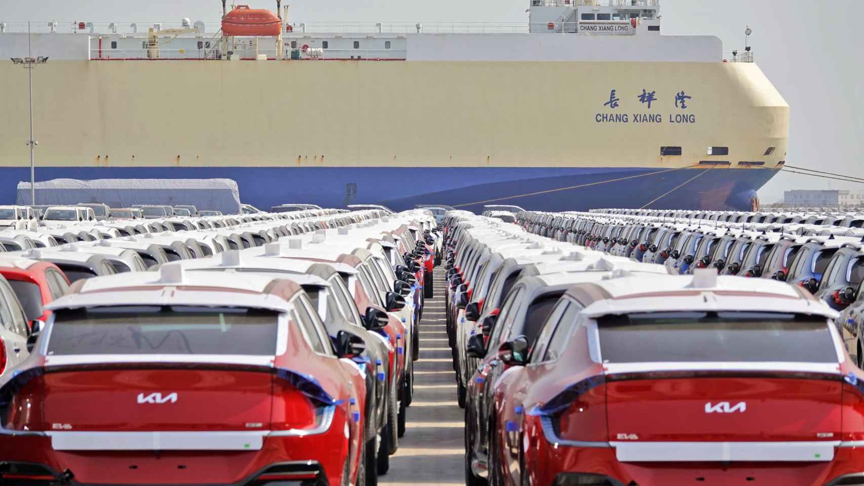 Un campa de coches repleta ante un un barco de origen chino.