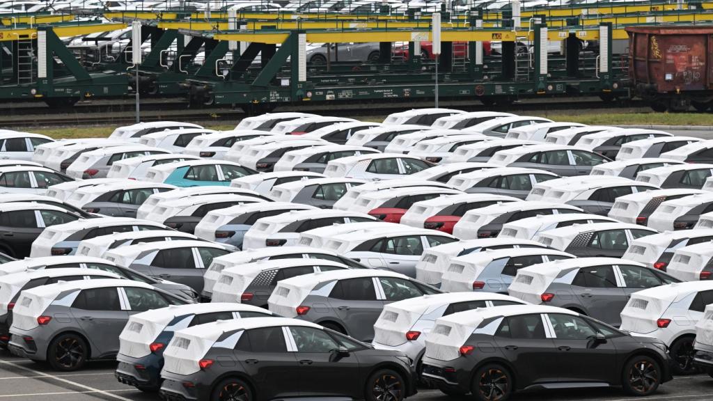 Coches eléctricos esperan en una campa para ser distribuidos.