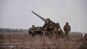 Militares ucranianos se preparan para disparar en la zona de Bajmut.