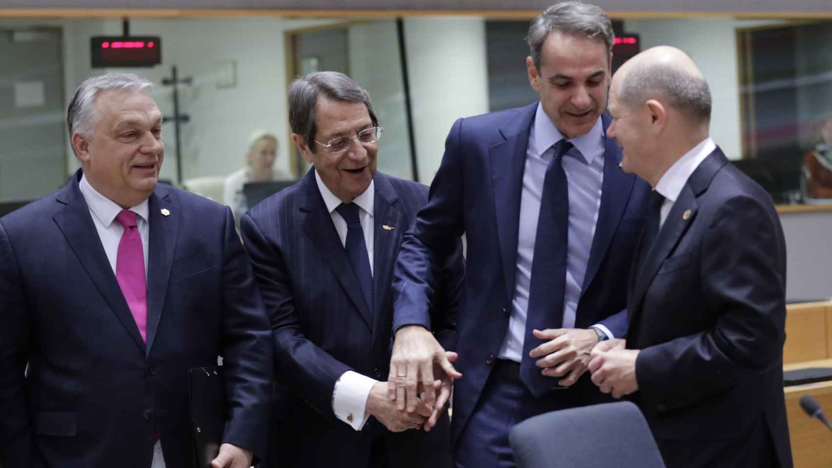 El presidente de Hungría, Viktor Orbán; el de Chipre, Nicos Anastasiades; el primer ministro griego, Kyriakos Mitsotakis, y el canciller alemán, Olaf Scholz, en el Consejo Europeo.