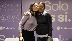 Ione Belarra junto a Irene Montero en un acto de Podemos.