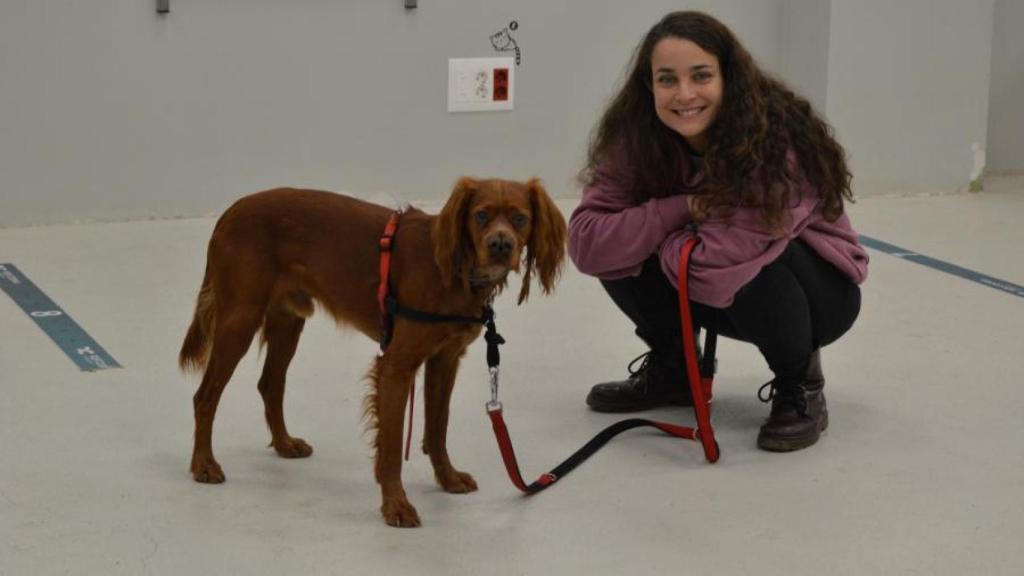 Susana Muñiz de Miguel, con Hacho, en las instalaciones do hospital Rof Codina