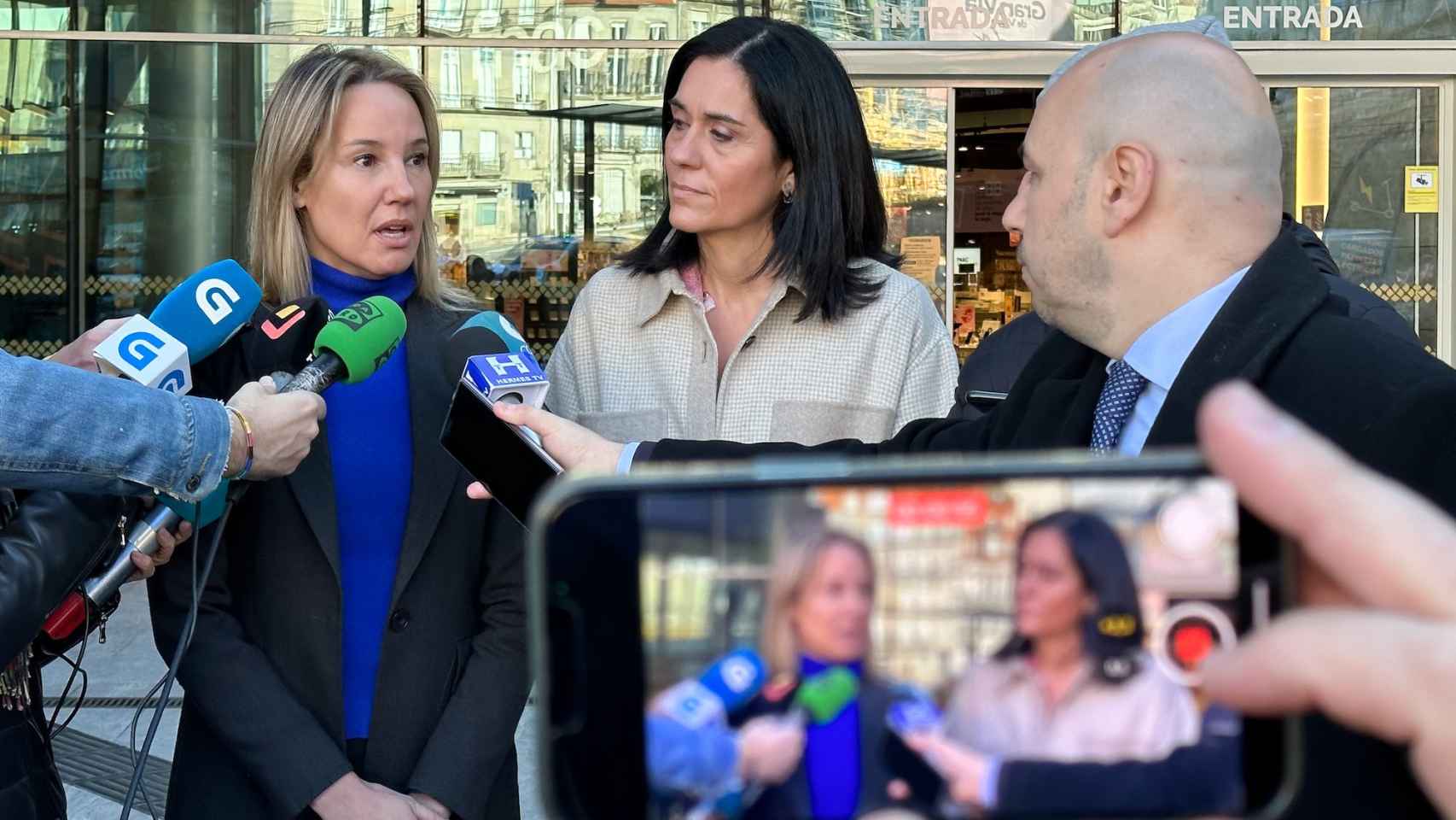 Marta Fernández-Tapias y Paula Prado esta mañana en Vigo.