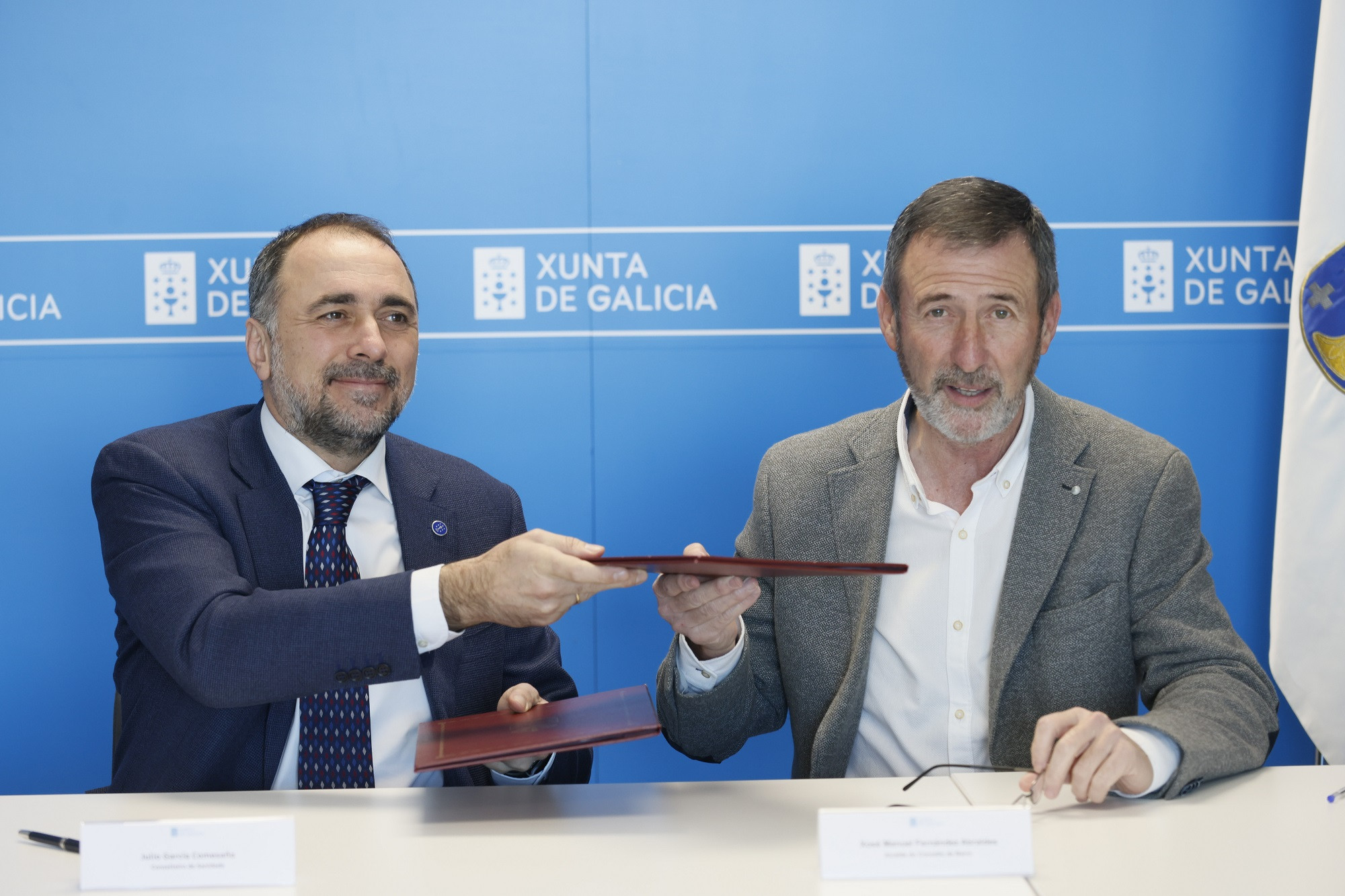 Julio García Comesaña y Xosé Manuel Fernández Abraldes durante la firma del convenio.
