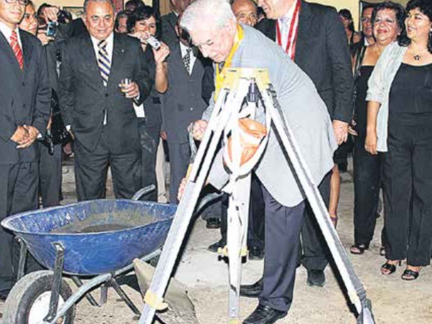 Vargas Llosa poniendo la primera piedra de la Casa de la Cultura el 2012.