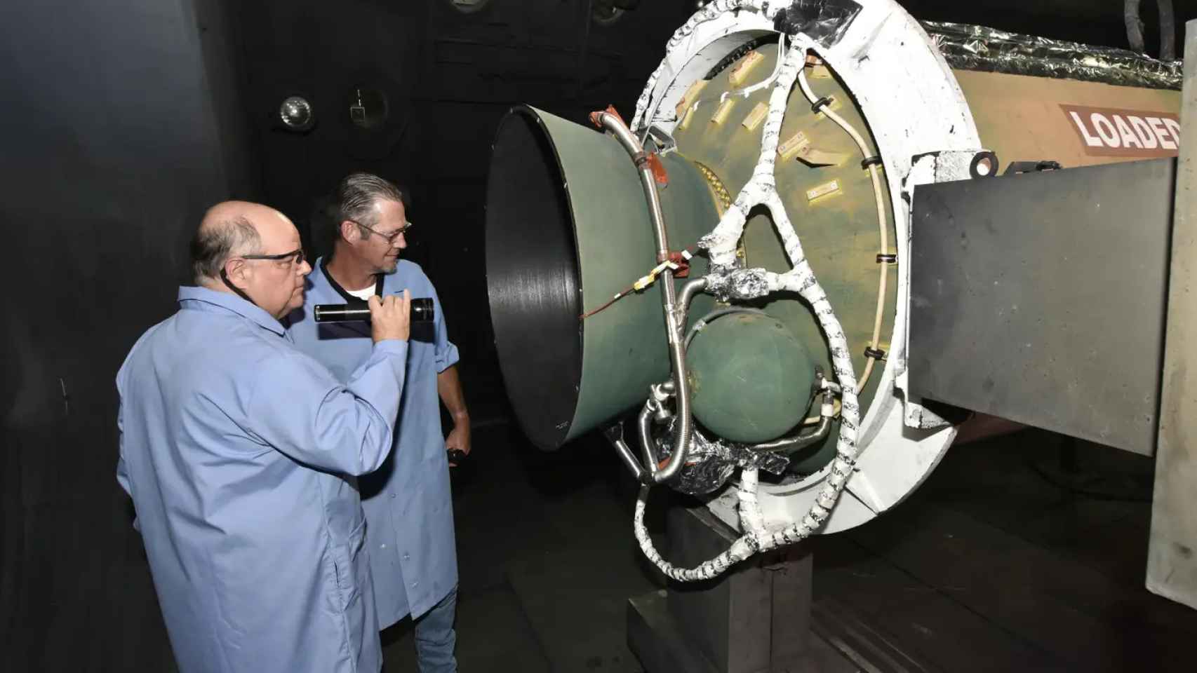 Científicos inspeccionando el motor de un misil Minuteman