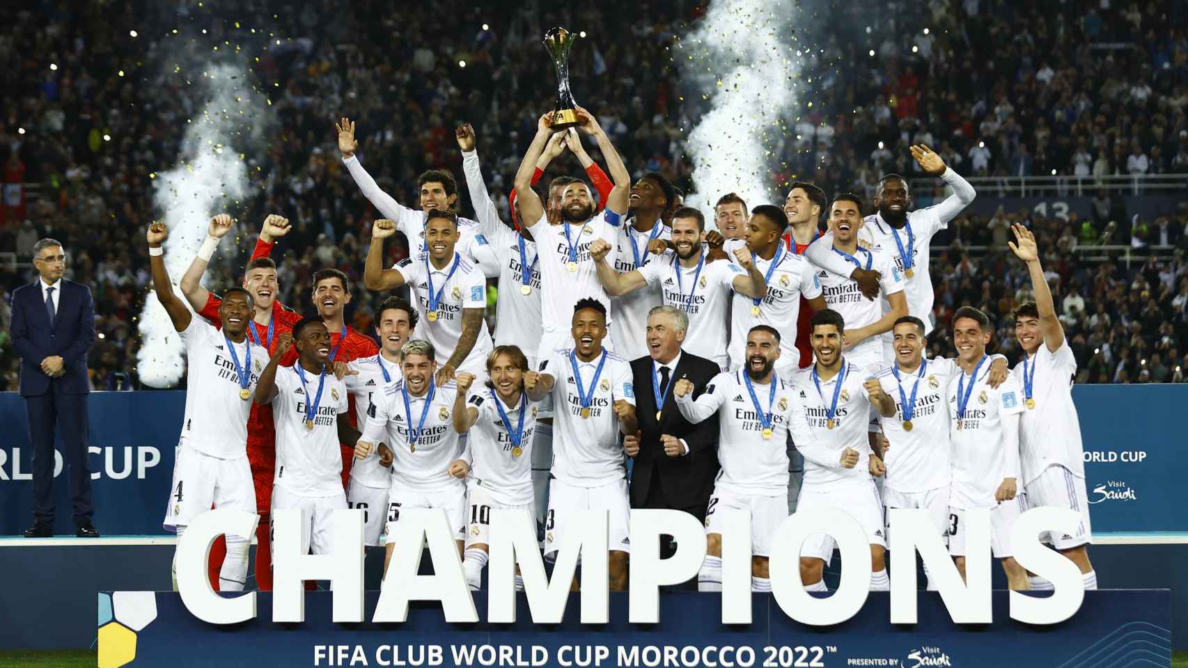 El Real Madrid recibe el título de campeón del Mundial de Clubes.