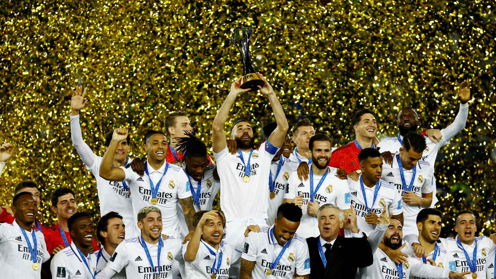 Los jugadores del Real Madrid con el trofeo de campeones del Mundial de Clubes.
