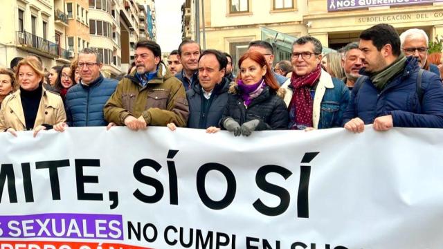 Toni Pérez, segundo izquierda, en la manifestación contra Pedro Sánchez e Irene Montero por la norma del 'sí es sí'.