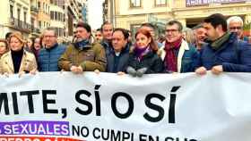 Toni Pérez, segundo izquierda, en la manifestación contra Pedro Sánchez e Irene Montero por la norma del 'sí es sí'.