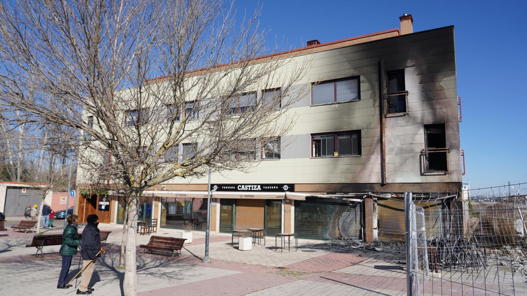 La plaza Aviador Gómez del Barco de Valladolid con el edificio quemado