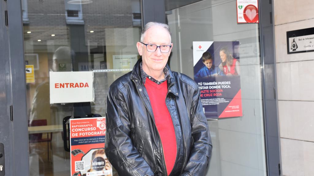 Antonio Montoro posa en la sede de Cruz Roja