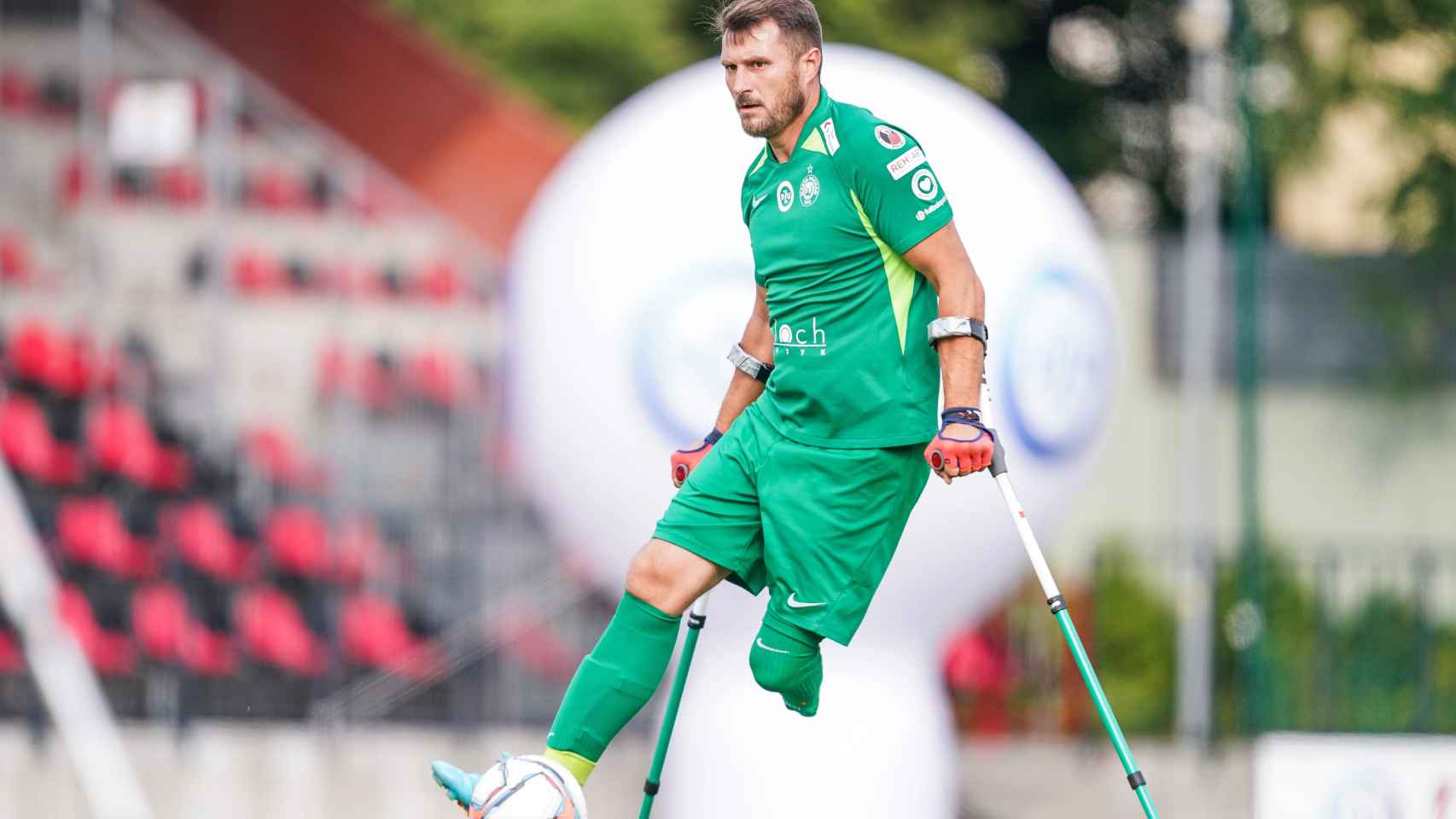 Marcin Oleksy durante un partido de fútbol para amputados con el Warta Poznan polaco
