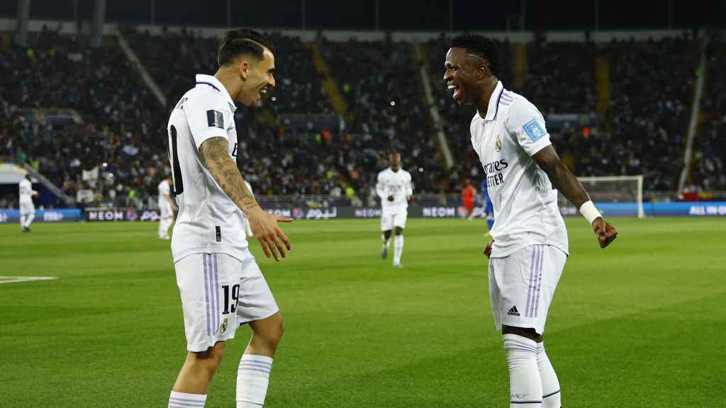 Vinicius y Ceballos saltan tras marcar el quinto gol madridista.