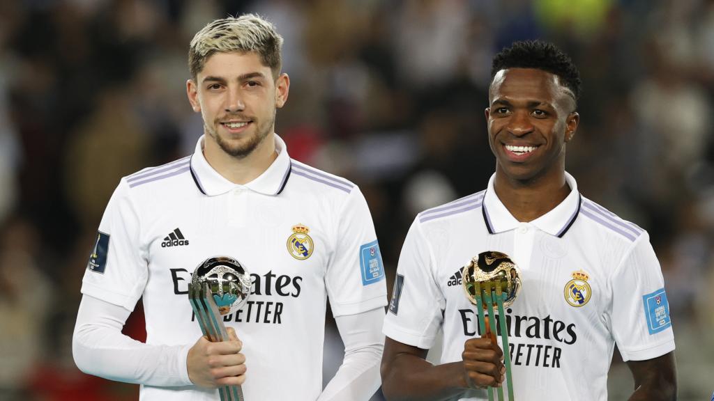 Vinicius y Valverde posan con el trofeo del Balón de Oro y Plata en el Mundial de Clubes.