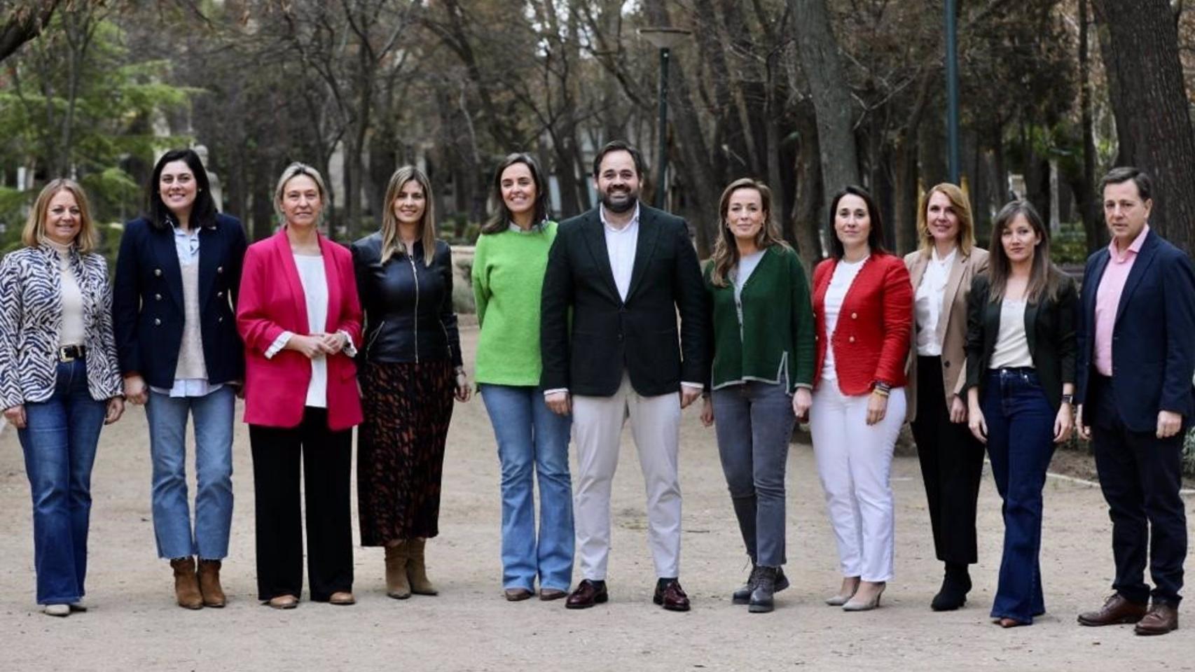 Paco Núñez en una foto de familia en el Foro Soluciones por la Igualdad celebrado en Albacete