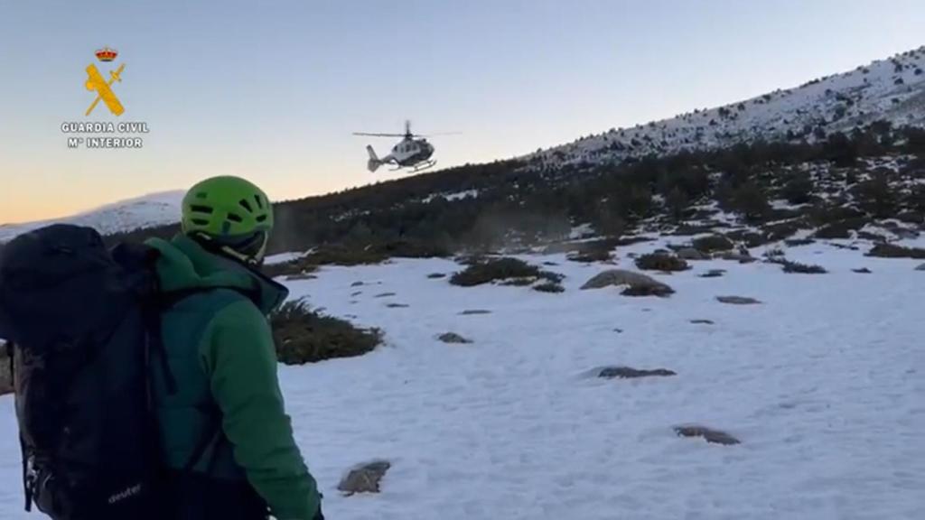 Imagen de la Guardia Civil del rescate este sábado en Peñalara.