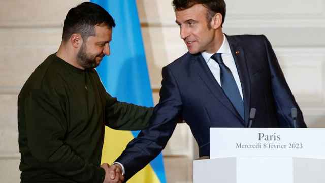 El presidente ucraniano, Volodymyr Zelensky, estrecha la mano de su homólogo francés, Emmanuel Macron, durante una comparecencia conjunta en el Elíseo el pasado miércoles.