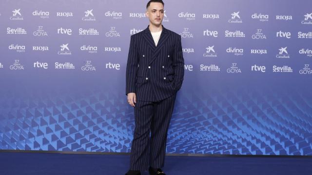 El cantante C. Tangana, posa en la alfombra azul antes de la entrega de premios.