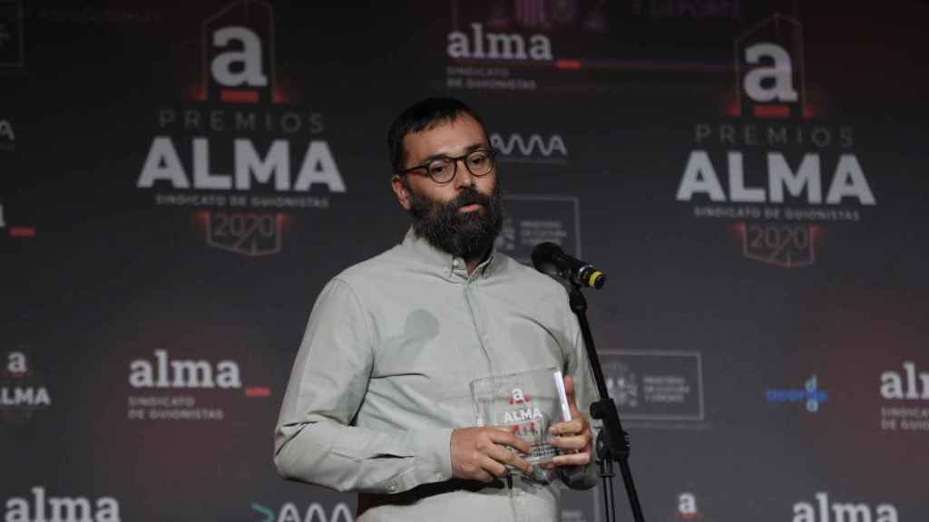 Fran Araújo recoge el premio ALMA al Mejor Guión de Serie Dramática por ‘Hierro’.