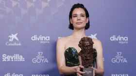 Laia Costa posa con el Goya a la mejor actriz. Foto: Jorge Zapata / EFE
