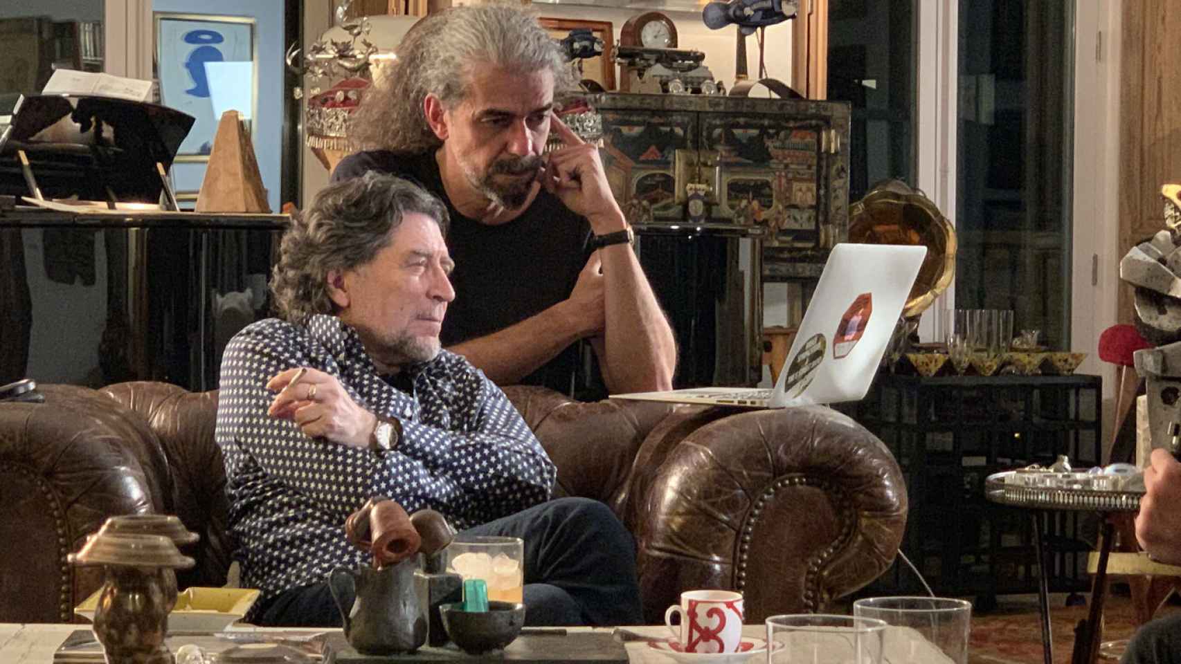 Joaquín Sabina y Fernando León de Aranoa en el documental 'Sintiéndolo mucho'