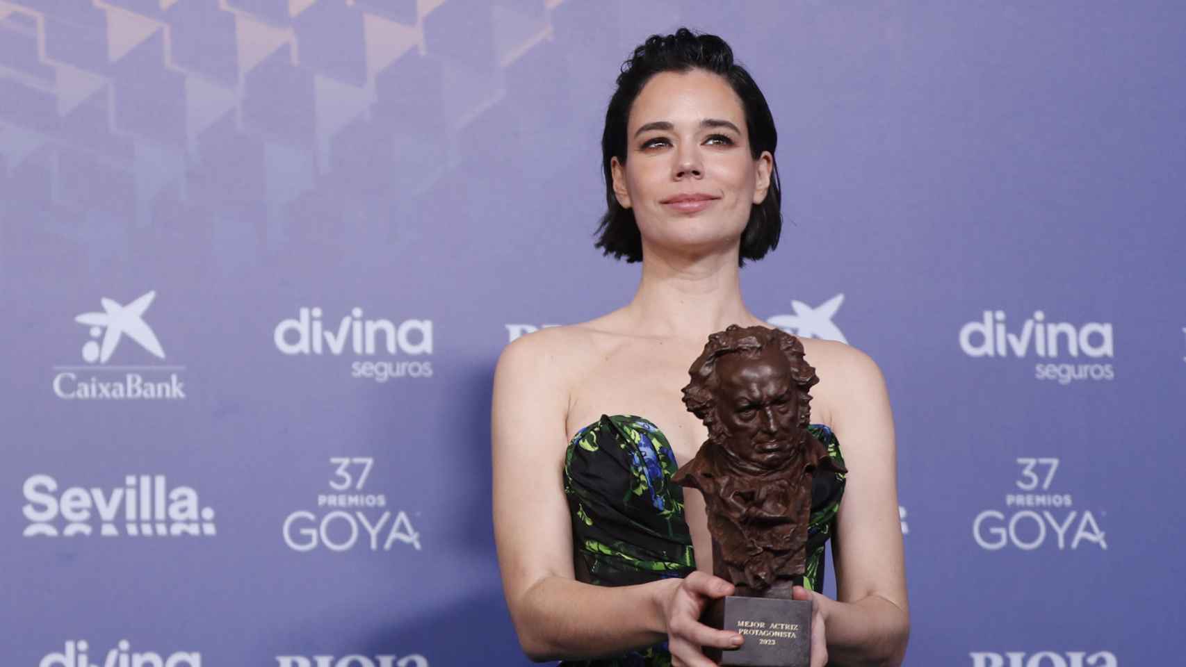 Laia Costa con el Goya a mejor actriz. Foto: EFE/Jorge Zapata
