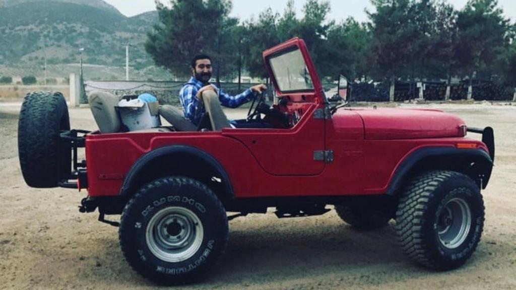 Serhat en uno de sus coches antes del terremoto.