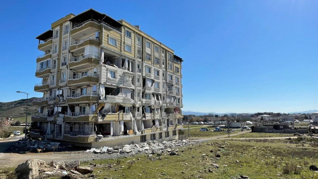 Edificio dañado en Nudargi tras el terremoto.