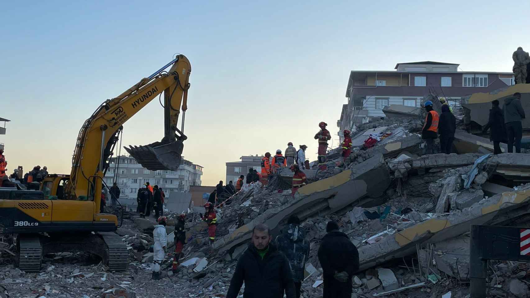 Zona de rescate entre los escombros de un edificio colapsado en Nudargi.