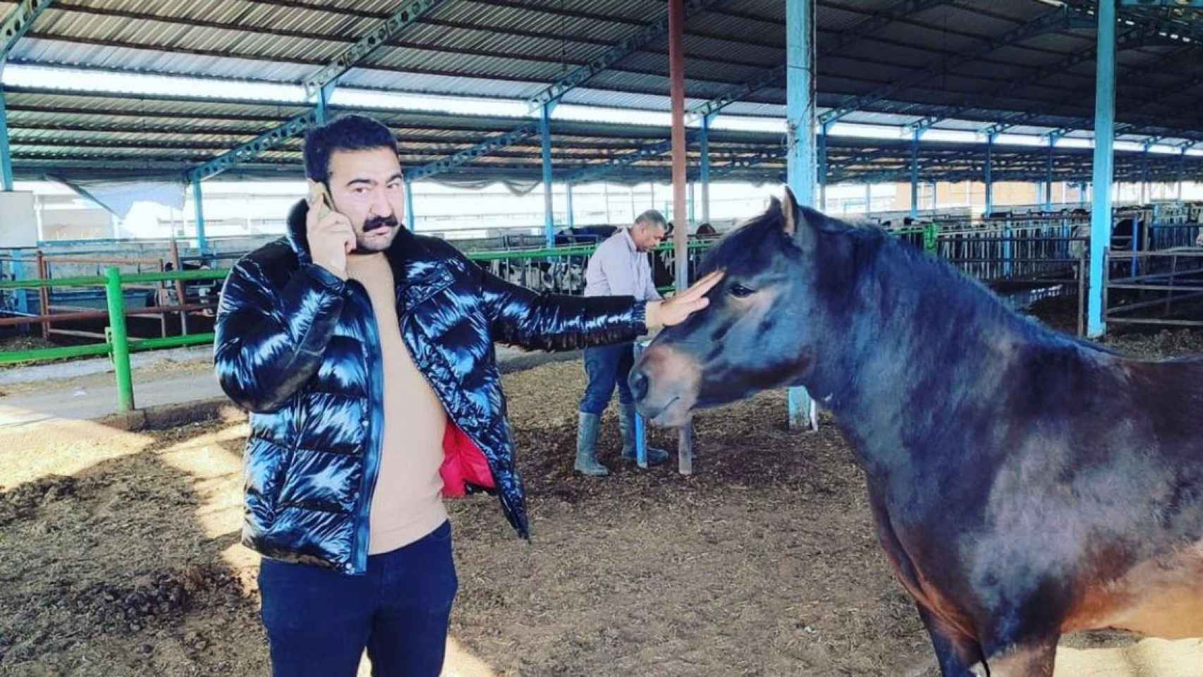 Serhat junto a uno de sus caballos en una explotación ganadera de su propiedad, antes del terremoto.
