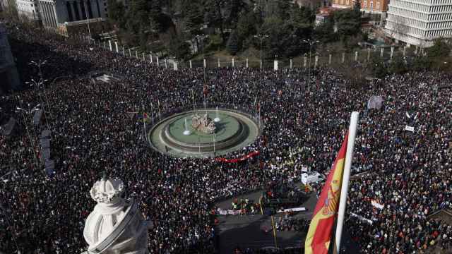 Vista general de la manifestación en defensa de la sanidad pública, este domingo en la Plaza de Cibeles en Madrid.
