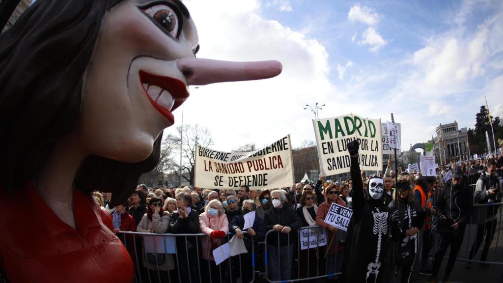 Los manifestantes por la Sanidad pública portan un muñeco de Isabel Díaz Ayuso, en la Puerta de Cibeles