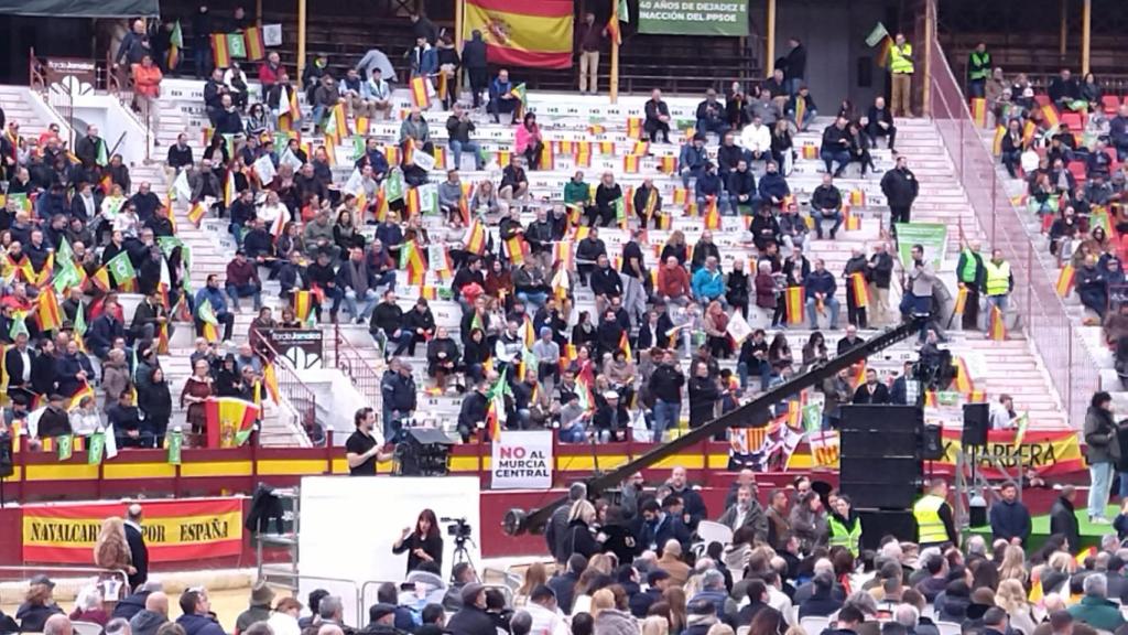 Una parte del graderío de la plaza de toros de Murcia, este domingo, con asientos libres para el mitin de Vox.