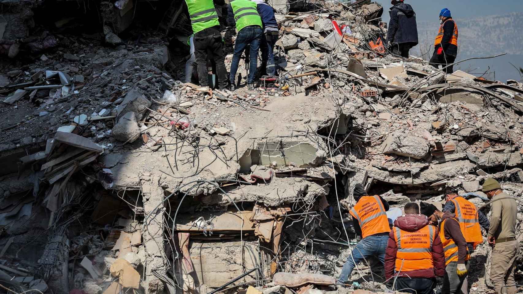 Operativo de rescate en Turquía busca cuerpos en un edificio derruido tras el terremoto.