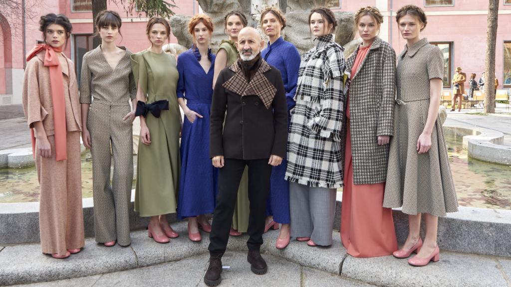 Modesto Lomba, junto a algunas de las modelos y la Fuente de la Fama del Museo de Historia de Madrid.