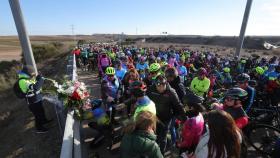 Más de 350 ciclistas depositan flores en el lugar donde fue arrollada Estela Domínguez