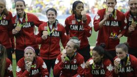 La selección canadiense celebra el oro en los Juegos Olímpicos de Tokio.