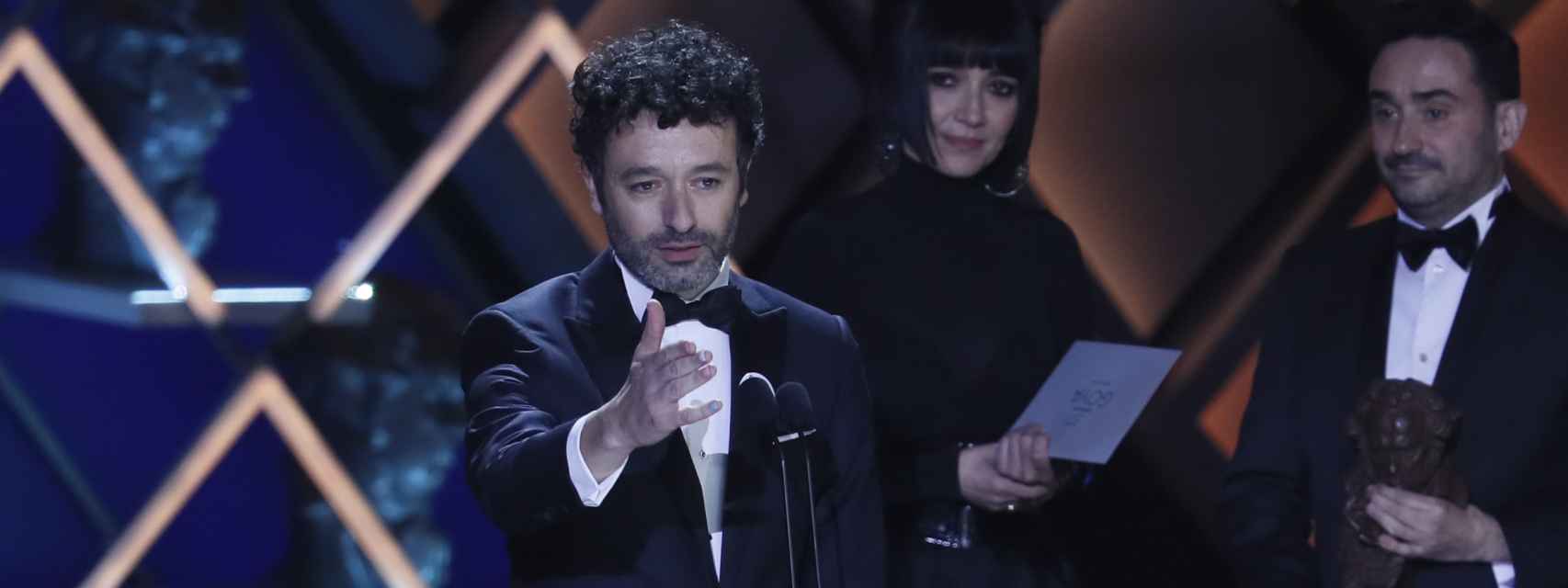 Rodrigo Sorogoye, director de 'As bestas', recibiendo uno de los nueve premios.