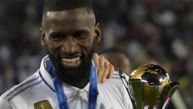 Rüdiger, con el trofeo del Mundial de Clubes de la FIFA