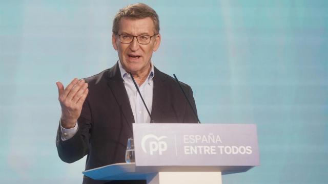 El presidente del PP, Alberto Núñez Feijóo, durante un acto electoral en Sevilla.