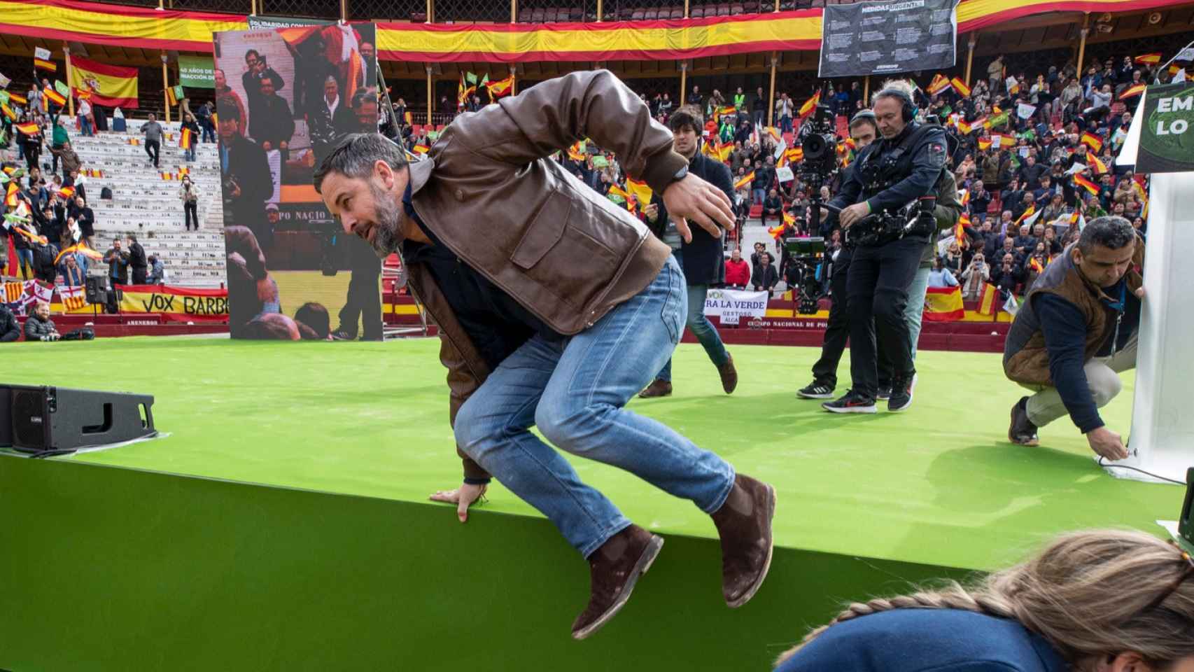 El presidente de Vox, Santiago Abascal, salta del escenario tras el mitin de este domingo en la plaza de toros de Murcia.