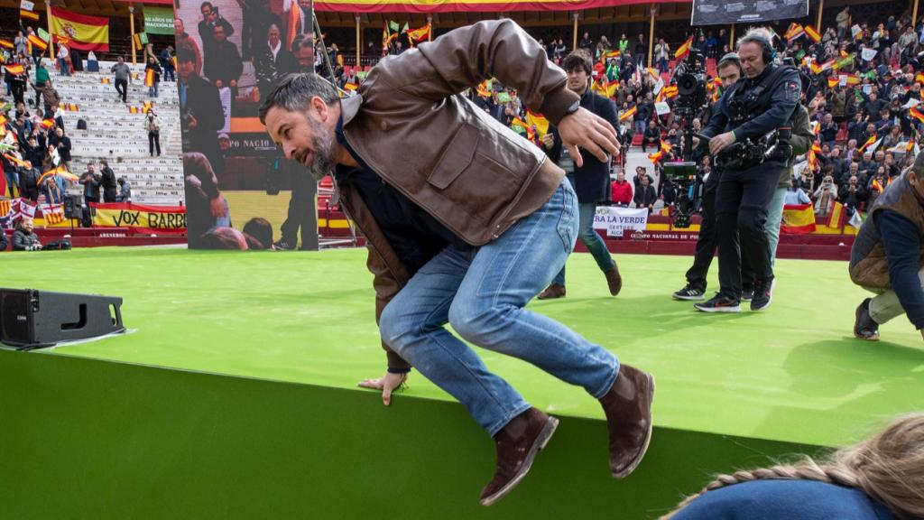 El presidente de Vox, Santiago Abascal, salta del escenario tras el mitin de este domingo en la plaza de toros de Murcia.