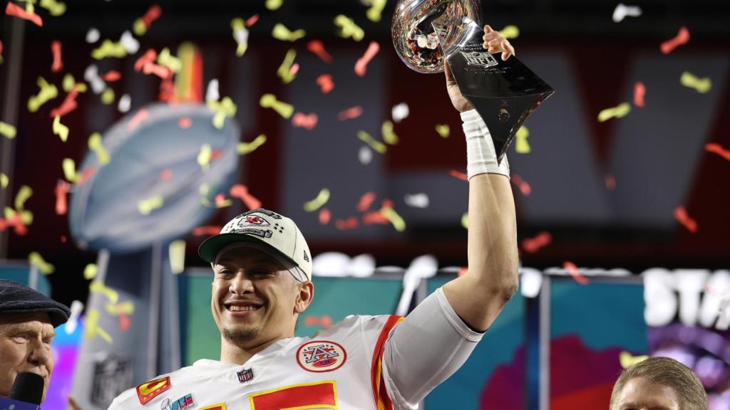 Patrick Mahomes celebra con el trofeo Vince Lombardi la victoria en la Super Bowl LVII