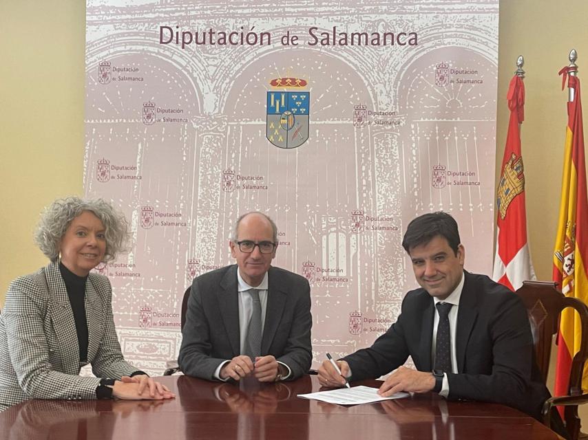 El presidente de la Diputación de Salamanca, Javier Iglesias, junto a Manuel Rubio, director de Banca Comercial en Castilla y León Sur de Unicaja Banco, y Cristina Sánchez, responsable de Instituciones de la región