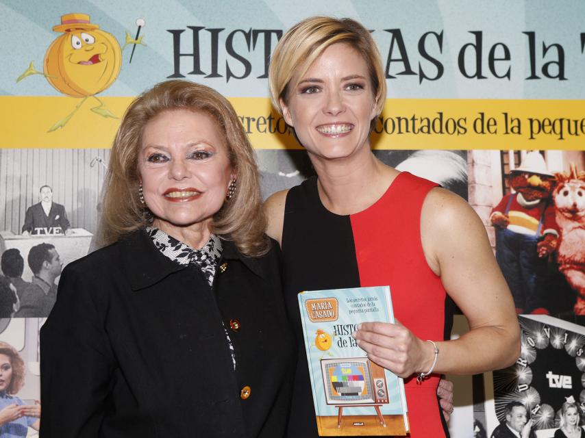 Gómez Kemp junto a la presentadora María Casado en la presentación del libro 'Historias de la tele', en noviembre de 2017.
