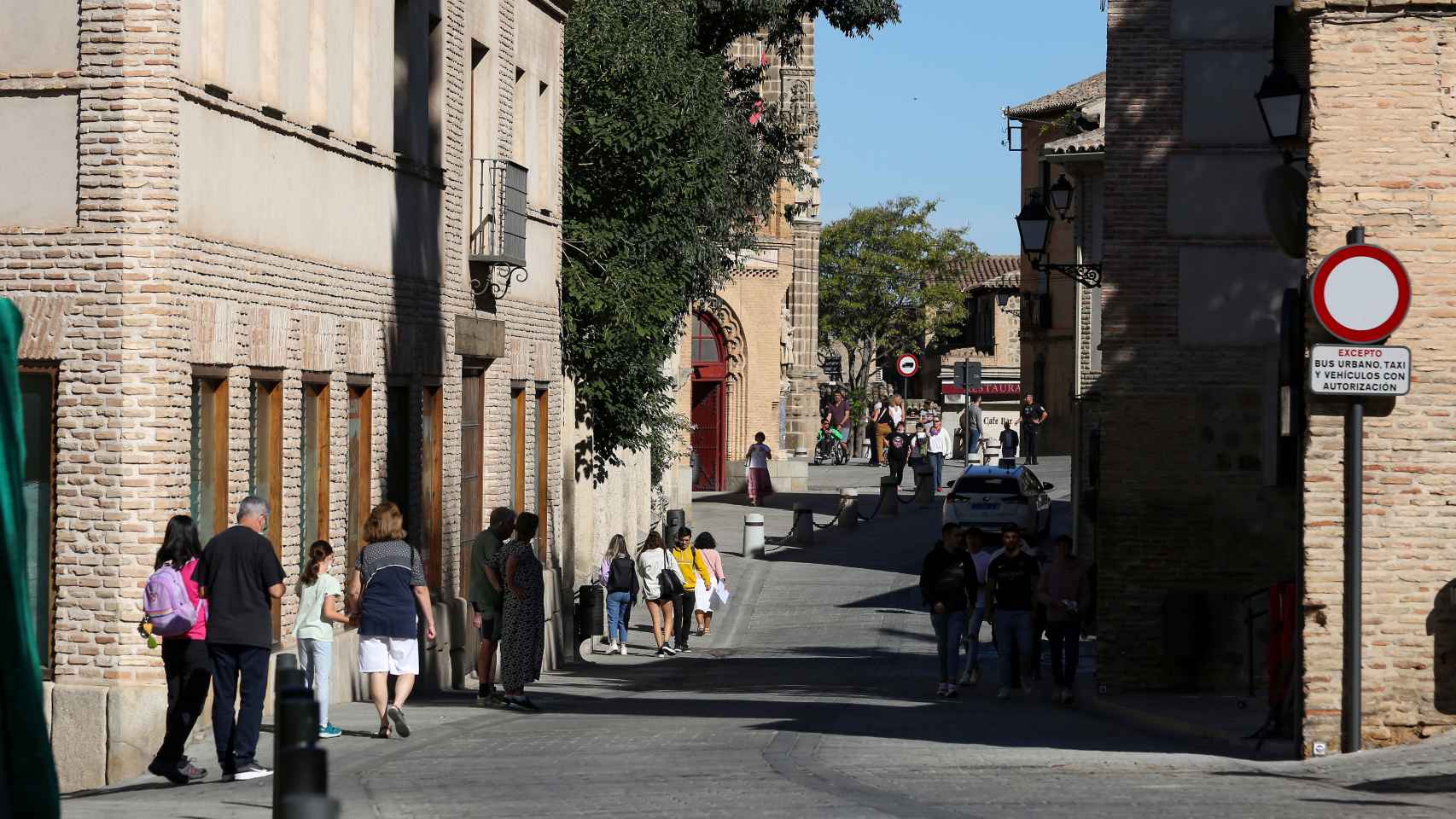 Gente paseando por Toledo. / Foto: Óscar Huertas.