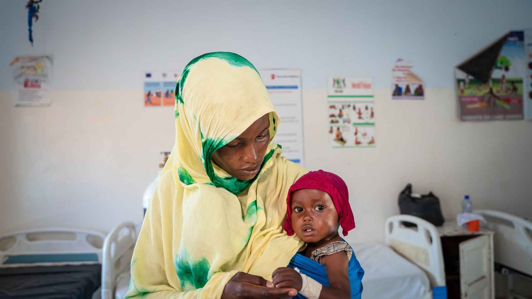 El 30 de octubre de 2022 en Puntland, Somalia, Aisha Mohamed, de 1 año, está en manos de su madre, Isniino Ali, en el Centro de Estabilización del Hospital General de Garowe.